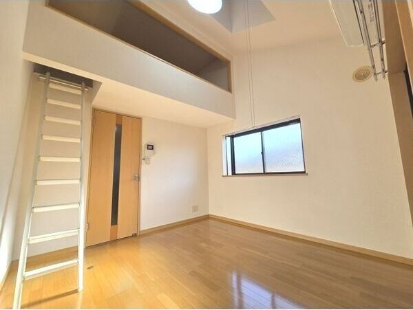 ハルミハイツの洋室