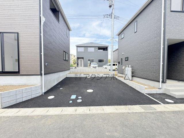 飯能市双柳・全14棟　新築一戸建　13号棟　～LDK16.2帖～の駐車場