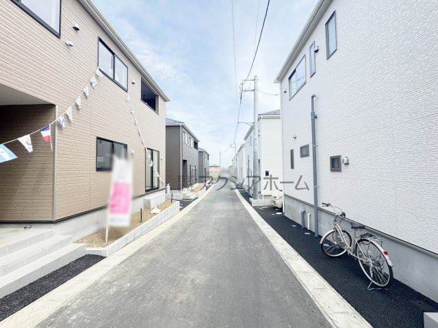 飯能市双柳・全14棟　新築一戸建　13号棟　～LDK16.2帖～の前面道路含む現地写真