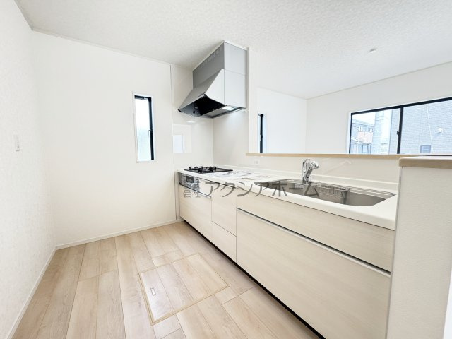飯能市双柳・全14棟　新築一戸建　13号棟　～LDK16.2帖～のキッチン|オープンエアなカウンタータイプの対面キッチン
