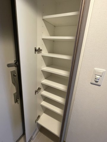 稲城市東長沼の賃貸マンションの収納