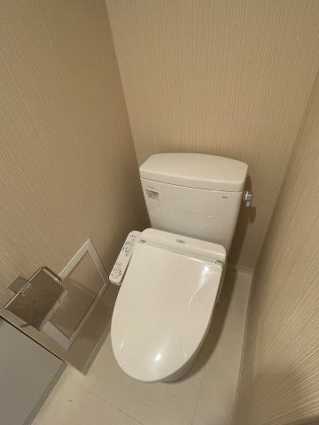 稲城市東長沼の賃貸マンションのトイレ