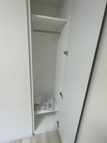 稲城市東長沼の賃貸マンションの収納