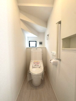 【トイレ】 | GRAFARE堺市堀上緑町3期 | 温水洗浄便座付のトイレで、冬の寒い時期でも快適！手すりを設置し、老後のことにも配慮した設計です。