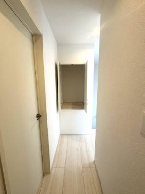 【収納】 | GRAFARE堺市堀上緑町3期 | 2階ホール収納！掃除道具や消耗品など、2階で使う物を収納しておけば1階まで取りに行く必要がなくなるのも嬉しいポイント。