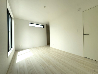 【洋室】 | GRAFARE堺市堀上緑町3期 | 7.1帖の洋室！大型ベッドを配置しても十分な広さ。シンプルな内装なので、お好みのインテリアで空間づくりを楽しめます。