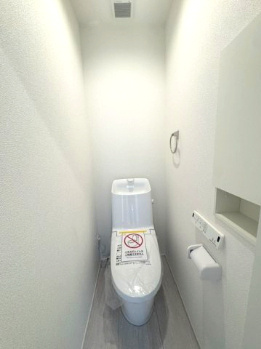 【トイレ】 | GRAFARE堺市堀上緑町3期 | 各階にトイレがあるので、朝の混雑も解消！トイレのたびに階段を上り下りする手間もありません。