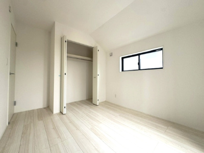 【収納】 | GRAFARE堺市堀上緑町3期 | 5.2帖洋室のクローゼット！洋服や小物類等を収納でき、スッキリとした空間を保てます。