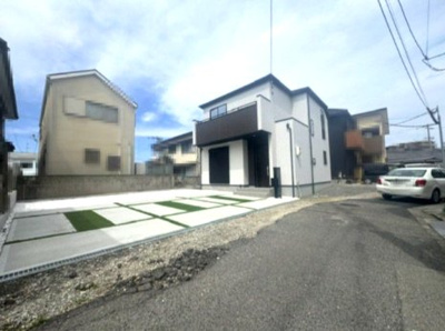【前面道路含む現地写真】 | GRAFARE堺市堀上緑町3期 | 並列3台駐車可能なゆとりのカースペース有り(車種による)！複数所有や来客時などにも便利です。