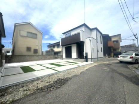 【前面道路含む現地写真】 | GRAFARE堺市堀上緑町3期 | 並列3台駐車可能なゆとりのカースペース有り(車種による)！複数所有や来客時などにも便利です。