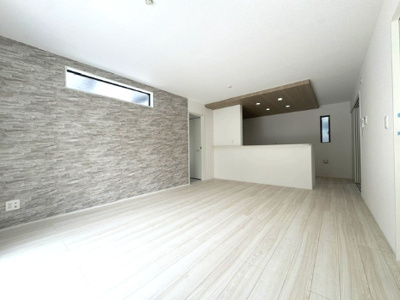【居間・リビング】 | GRAFARE堺市堀上緑町3期 | 家族が集まるLDKは16帖！一部壁面は、インテリアのアクセントとなる石目調の壁面で、オシャレな空間に。
