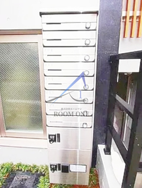 ミモザヒルズ平塚のその他共用部分|集合ポストと宅配ボックスです。