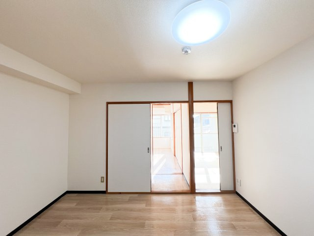 岡林マンションの居間・リビング