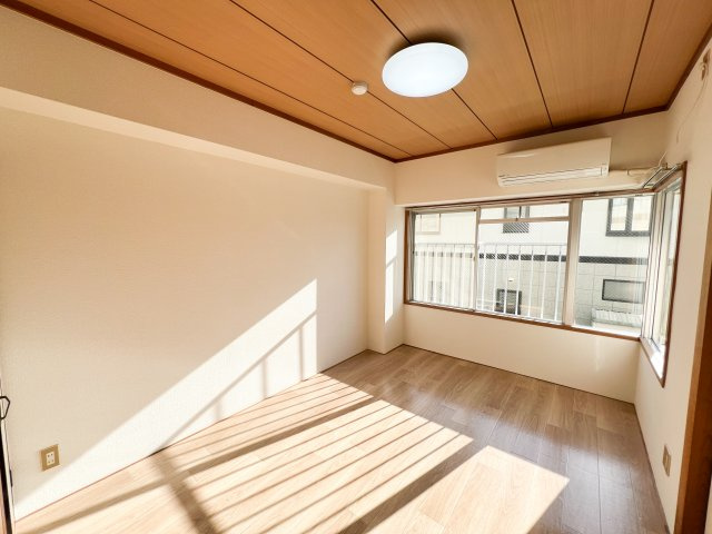 岡林マンションの洋室