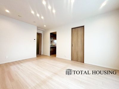 【居間・リビング】 | サニー南四条第二マンション | 柔らかな色合いのフローリングと清潔感の溢れるクロスが明るい空間を創り出しているリビングダイニング。憩いの場に相応しく、ここで楽しむ家族の時間が絆をより深めてくれそうです。