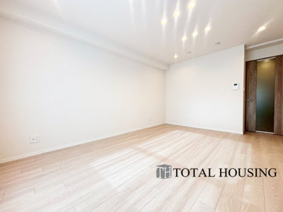 【居間・リビング】 | サニー南四条第二マンション | ご家族みんなで長い時間を過ごすリビングは一番居心地のいいものであって欲しいですね。開放感のある広々リビングに光と風を呼び込みます。収納も多く快適な住空間を実現します。