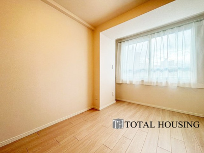 【洋室】 | サニー南四条第二マンション | 洋室　約4.9帖
穏やかな光が差し込む室内には、穏やかな時間が流れます。休日には、落ち着いた空間で自分の趣味を楽しむのはいかがですか。