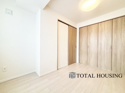 【洋室】 | サニー南四条第二マンション | 洋室　約4.9帖
家族一人ひとりの大切なプライベート空間。趣味に合わせて使って頂けるようシンプルに仕上げてあります。暮らし心地を大きく左右する収納を、適材適所に配置し使い勝手を考慮しました。