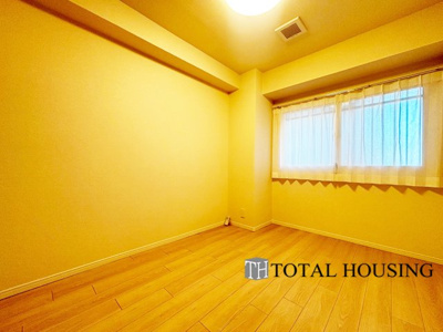 【洋室】 | サニー南四条第二マンション | 洋室　約5.4帖
家族構成やライフスタイルに合わせて、多目的にお使いいただけます。優しい色合いの木目調のフローリングが空間にアクセントをもたらしお洒落な室内です。