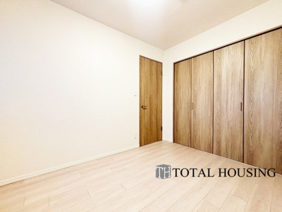 【洋室】 | サニー南四条第二マンション | 洋室　約5.4帖
シンプルデザインなことによりご自分お好みのレイアウトがしやすい主寝室。クローゼットが設置されているのでお部屋の整理整頓もすっきり楽々。お部屋をよりゆったりとお使い頂けます。