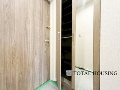 【玄関】 | サニー南四条第二マンション | 出勤前の身支度チェックに欠かせない姿見を玄関に備え付けました。気持ちの良い一日の始まりは笑顔でスタート♪