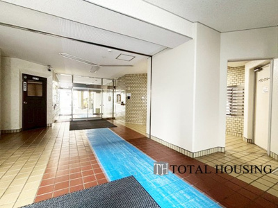 【エントランス】 | サニー南四条第二マンション | 落ち着いた雰囲気のエントランスです。集合ポストが設けられています。