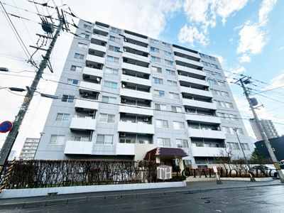 【外観】 | サニー南四条第二マンション | 流行に左右されず、将来にわたって価値が継続する「上質」な佇まい。親しみやすさが暮らしを豊かにしてくれる住空間です。