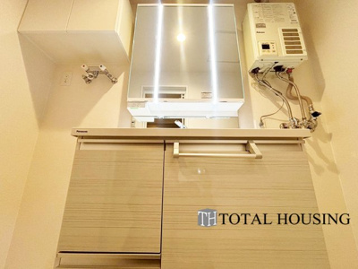 【独立洗面台】 | サニー南四条第二マンション | 一日の始まりの朝、歯磨きをしたりメイクや髪をセットしたり・・・使いやすさが考えられた3面鏡です♪シャワー付水栓で洗面台でのシャンプーや毎日の掃除に大変便利ですね♪