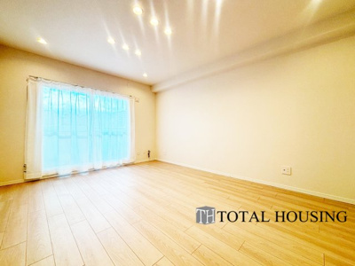 【居間・リビング】 | サニー南四条第二マンション | 室内にいても、たっぷりの陽光と爽やかな風を感じて頂ける、開放感あふれるリビングです。
ご家族と穏やかに過ごす、心地の良い時間が流れます。