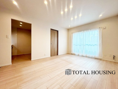 【居間・リビング】 | サニー南四条第二マンション | 温もりある自然光を感じていただけるリビングです。飽きのこないナチュラルなデザインの空間は、色褪せることのない心地良さを作ります。