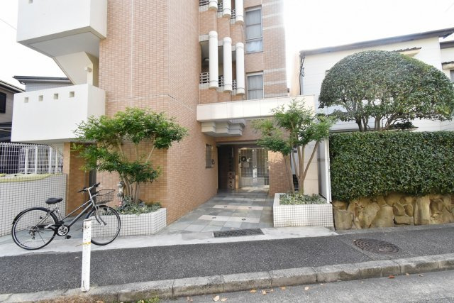 ラウル甲子園口のエントランス