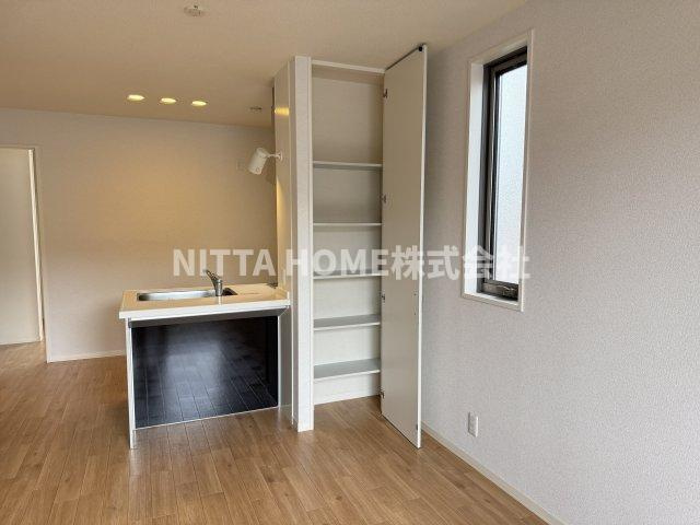 メゾン・グランドゥールⅢの内装|リビングは収納もあります◆