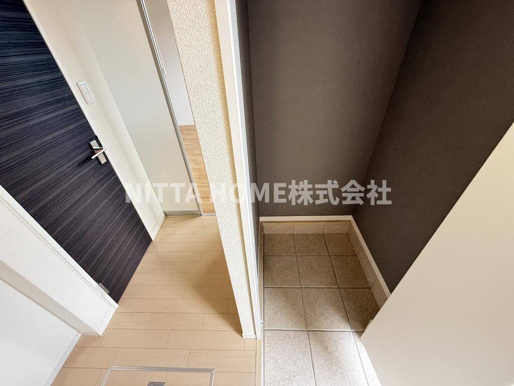 メゾン・グランドゥールⅢのその他|玄関には土間収納もありますよ！