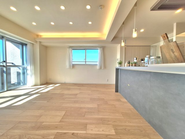 【居間・リビング】 | 柿の木坂パレス　最上階の東南角部屋 | 最上階の東南角部屋！リノベーション12月中旬完了予定♪新耐震基準適合、住宅ローン控除利用可！オートロック・宅配BOX完備。約84㎡の３LDK、販売開始致しました！