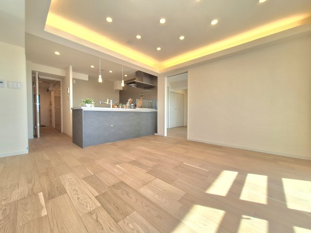 【居間・リビング】 | 柿の木坂パレス　最上階の東南角部屋 | 最上階の東南角部屋！リノベーション完了につき、ご内覧可能♪新耐震基準適合、住宅ローン控除利用可！オートロック・宅配BOX完備。約84㎡の３LDK、販売開始致しました！
