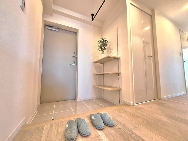 【玄関】 | 柿の木坂パレス　最上階の東南角部屋 | 最上階の東南角部屋！リノベーション完了につき、ご内覧可能♪新耐震基準適合、住宅ローン控除利用可！オートロック・宅配BOX完備。約84㎡の３LDK、販売開始致しました！