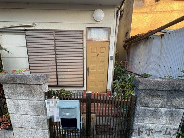 伊加賀栄町中古戸建の玄関|収納もある玄関です