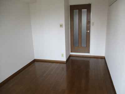 【居間・リビング】 | ハウスアイ上新庄 | シックなお部屋でイメージのしやすいお部屋です