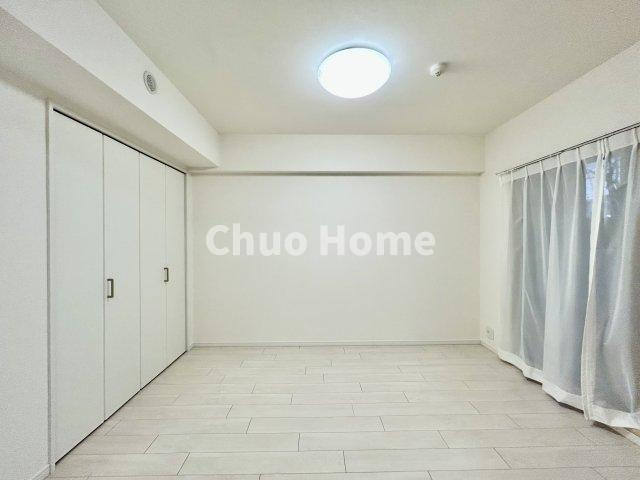 アーベントハイム葛西臨海公園の寝室|【寝室】心と体をゆったりと安らげる主寝室。寝室のゆとりが大きい分だけ、暮らしの安らぎは深まります。一日の疲れを癒すだけでなく、ご夫婦の親密な語らいを紡ぎ出します