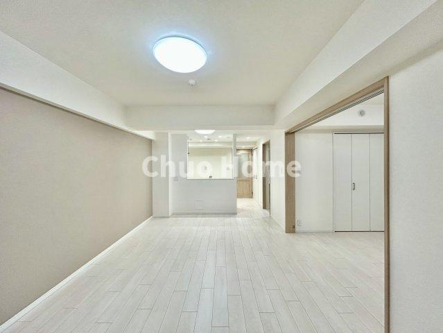 アーベントハイム葛西臨海公園のキッチン|視界に広がりを生むオープンなキッチン。料理や片付けをしながら、家族との会話を楽しんだり、リビングで遊ぶ子どもを見守れます。ご見学時には家具の配置などもイメージしながらぜひご覧になって見て下さい。