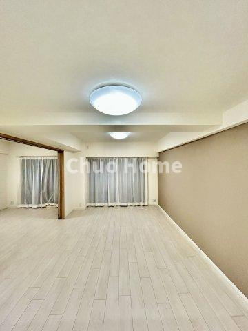 アーベントハイム葛西臨海公園の居間・リビング|【リビングダイニング】一日の中で多くの時間を過すことになるリビングダイニングだからこそ、いつも穏やかな空間であることが必然。爽やかな通風と採光を存分に感じる事が出来る空間です。