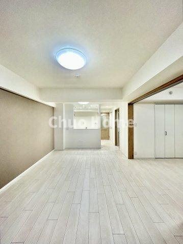 アーベントハイム葛西臨海公園のダイニング|【ダイニング】忙しい朝でも、しっかり家族が揃って食事をして頂けるゆとりある大きさのダイニングスペース。奥様が作る手料理をカウンター越しに受けとって頂き、テーブルで囲む素敵な時間を存分に愉しんで下さい。