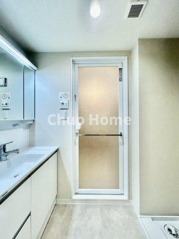 アーベントハイム葛西臨海公園の脱衣所|【洗面所】明るい洗面所は朝をすっきりさせてくれる空間です。バタバタしている忙しい朝でも収納が多い洗面台では短い時間で効率良く支度ができます。