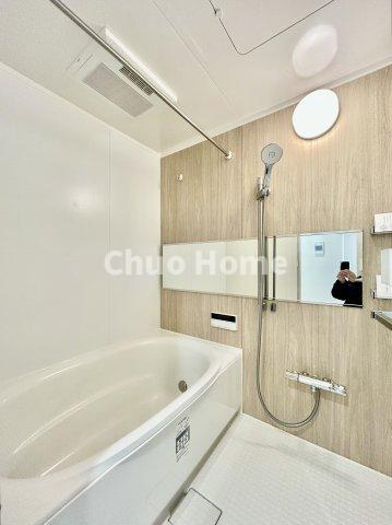 アーベントハイム葛西臨海公園の浴室|【バスルーム】暖房換気乾燥機付きシステムバスルーム。暖房・冷風・換気・乾燥など、毎日を快適に過ごせるうれしい機能が揃っています。雨の日の洗濯物も安心です。