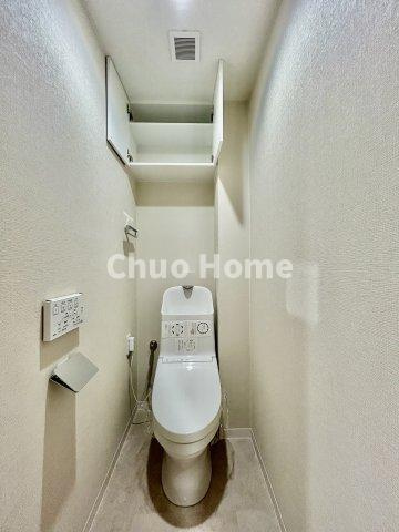 アーベントハイム葛西臨海公園のトイレ|【トイレ】 収納スペースをしっかりと確保した温水洗浄便座機能付きトイレ。温水洗浄便座は清潔にお使いいただくための大切なアイテムです。