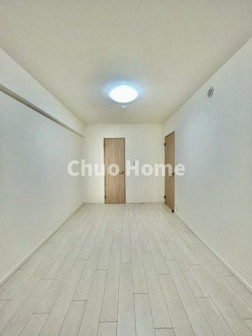 アーベントハイム葛西臨海公園の洋室|【洋室】快適に過ごす条件は、一人ひとり違います。だからこそ飾り過ぎないシンプルな内装と偏り過ぎないデザインで統一しております。居住していく中でオーナー様だけの【マイホーム】に創り上げて下さい