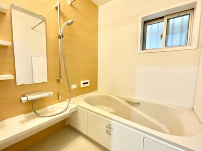 【浴室】 | 城陽市枇杷庄西ノ口　中古戸建 | 【浴室】
足を伸ばせる浴槽で一日の疲れをリフレッシュ！
浴室暖房乾燥機付きで急な洗濯や雨の日の洗濯も安心です。乾燥機能で浴室のカビ発生防止にもなり助かりますね。