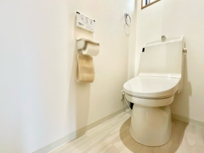 【トイレ】 | 城陽市枇杷庄西ノ口　中古戸建 | 温水洗浄機能、暖房便座付きで寒い時期も安心です。