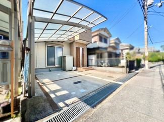 【駐車場】 | 城陽市枇杷庄西ノ口　中古戸建 | 駐車2台可能です。カーポートになっているので、自転車やバイク置場として使用する際も助かりますね。