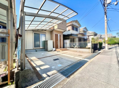 【駐車場】 | 城陽市枇杷庄西ノ口　中古戸建 | 駐車2台可能です。カーポートになっているので、自転車やバイク置場として使用する際も助かりますね。